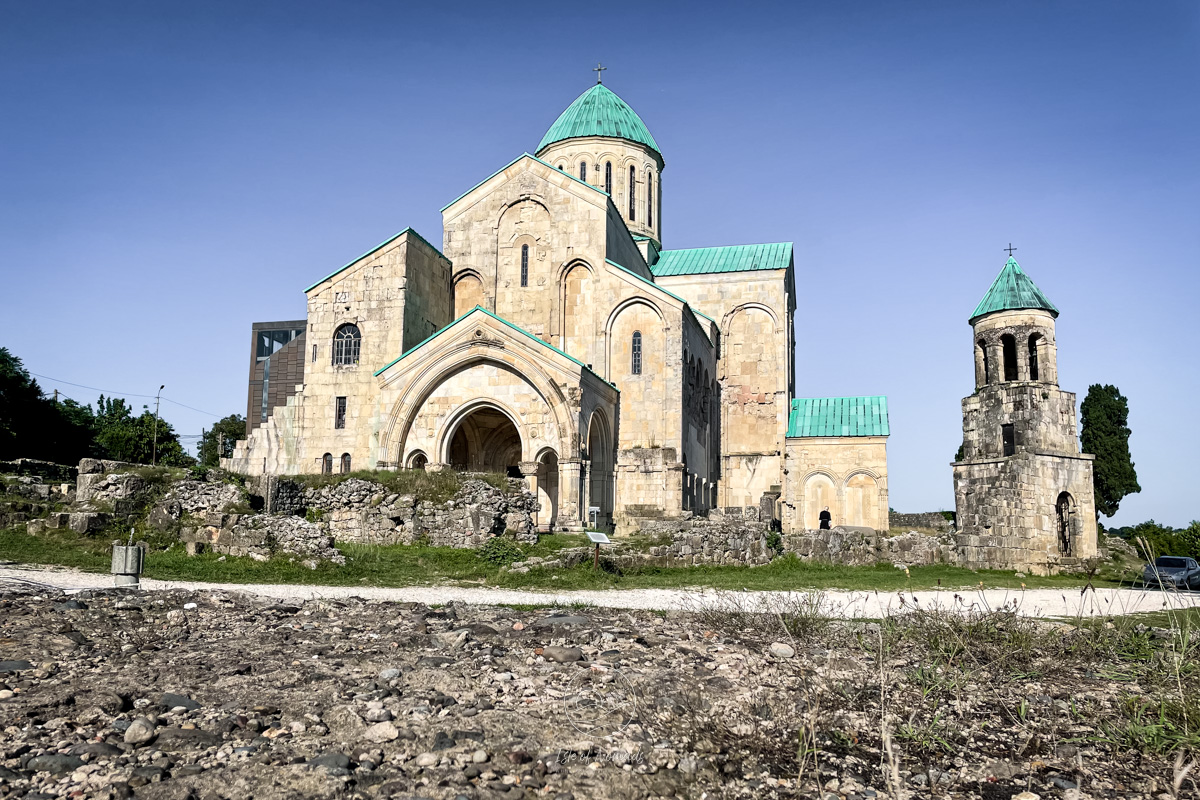 The medieval Bagrati Cathedral in Kutaisi is a beautiful landmark and offers a great view on the city