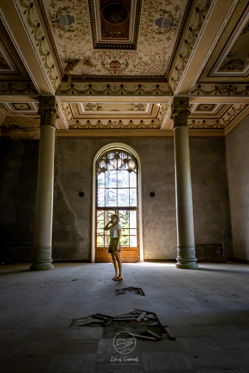 The entrance hall to the ball room features impressive marbel pillars that appear completely pristine